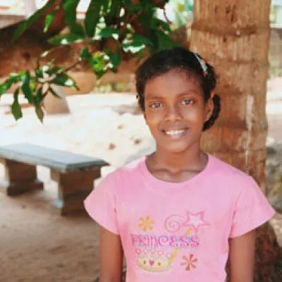 Madushani entdeckt gemeinsam mit ihrer Schwester neugierig das Leben im Angels Home und sammelt erste neue Freundschaften und Eindrücke.