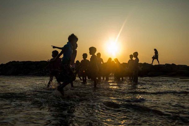 Spa&szlig; beim Sonnenuntergang. Badespa&szlig; mit traumhafter Kulisse.