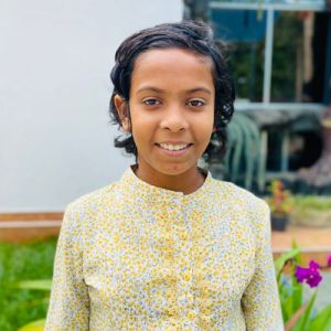 Nikini im Angels Home, neu angekommen, kreativ und fröhlich, entdeckt Schritt für Schritt ihren neuen Alltag.