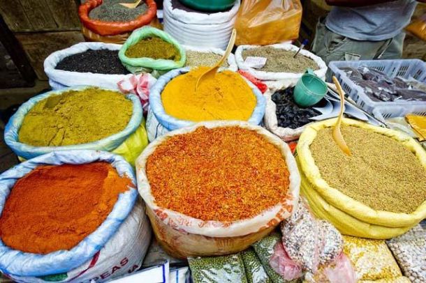 Auf dem Markt kann man viele Gew&uuml;rze kaufen.