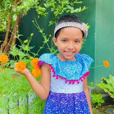 Saheli mit einem leisen Lächeln – neu angekommen und Schritt für Schritt im Vertrauen.