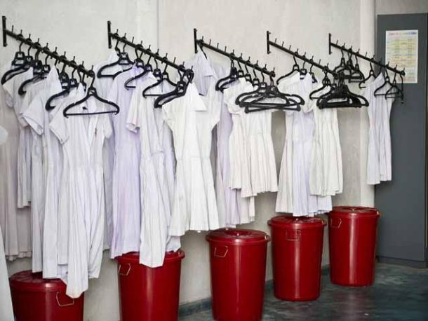 In diesen Kleidern gehen die M&auml;dchen zur Schule.