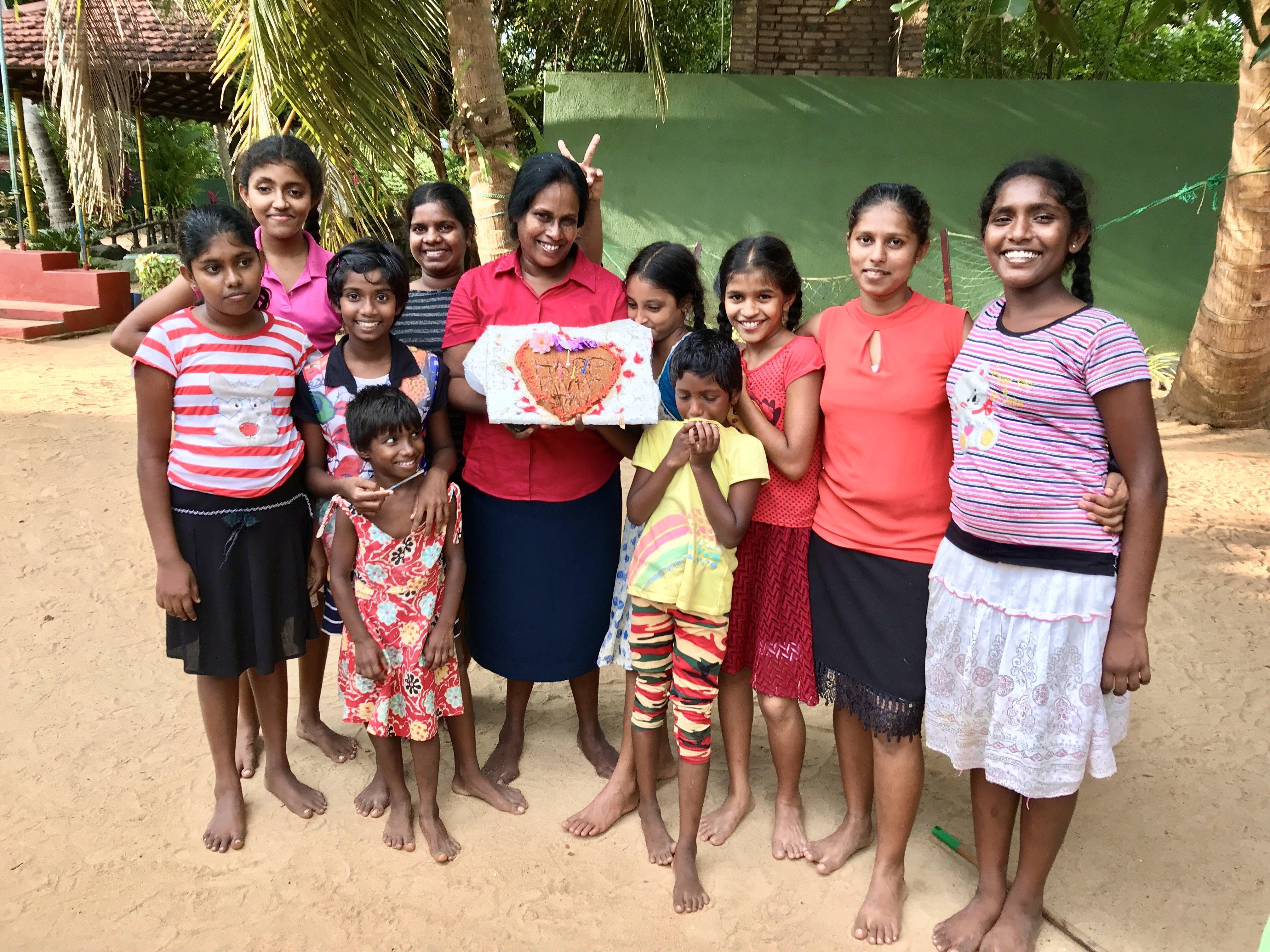 Judith mit den Kindern, die für sie einen Sandkuchen vorbereitet haben.