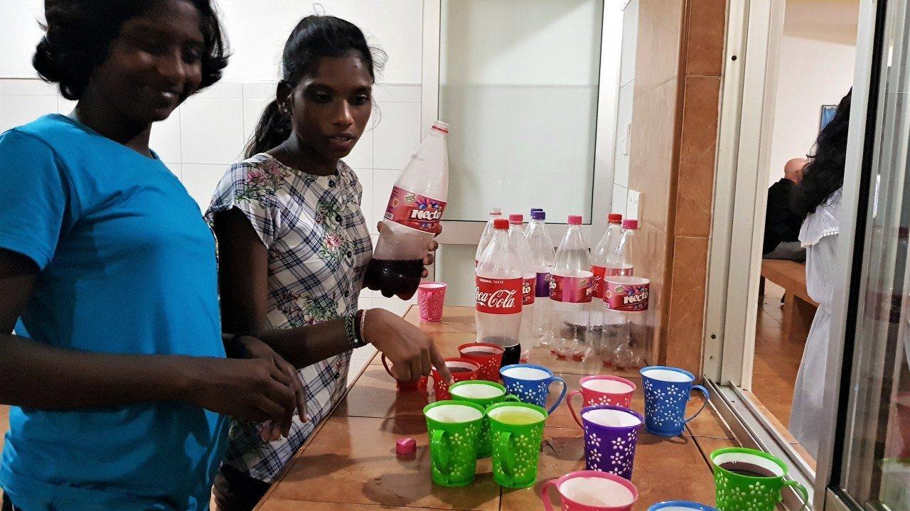 Dilmi und Madumali übernehmen die Getränke.