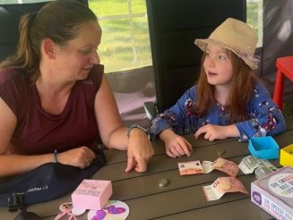 Gemeinsam zählen Tilly und ich noch einmal das Geld.