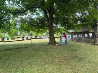 Tilly und ihre Mama gestalten die Ausstellung.
