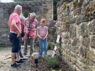 Tilly erklärt ihren Besuchern alles ganz genau.
