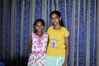 Ishini (rechts) geht weiterhin zur Schule