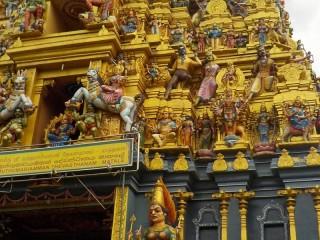 Der Bauherr des Hindu Tempels hat sich mit verewigt - wer findet ihn?