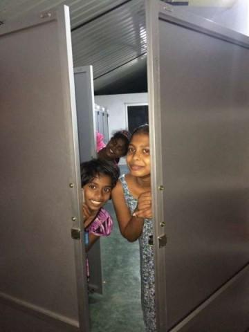 Wer schaut dort hinter der Schranktür hervor?