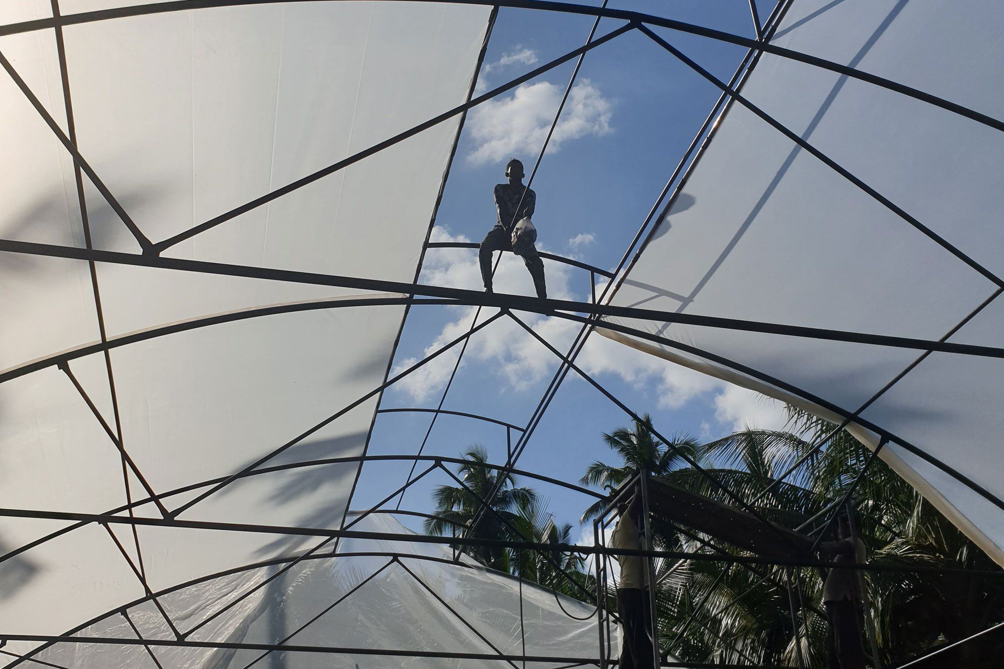 Die Dachfolie ist fast drauf