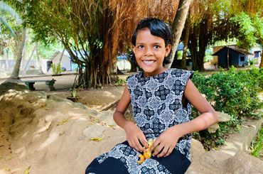 Amadhi beim Malen – konzentriert und voller neuer Hoffnung