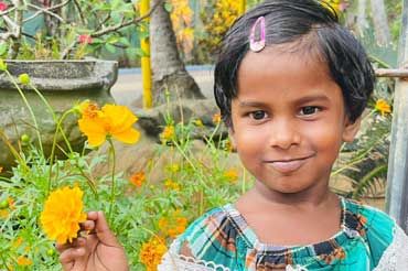 Shehani, ein schüchternes vierjähriges Mädchen, das seit Oktober 2025 bei uns lebt und langsam Vertrauen fasst.