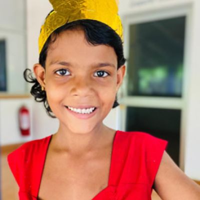 Amadhi beim Malen – konzentriert und voller neuer Hoffnung