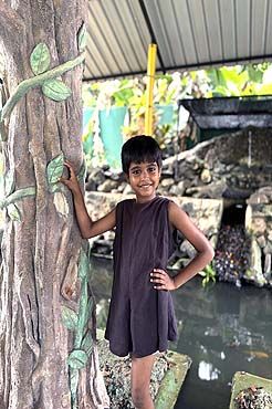 Chalani aus dem Angels Home spielt lachend im Garten – aktives Mädchen in Sri Lanka mit Freude an Bewegung und Bildung