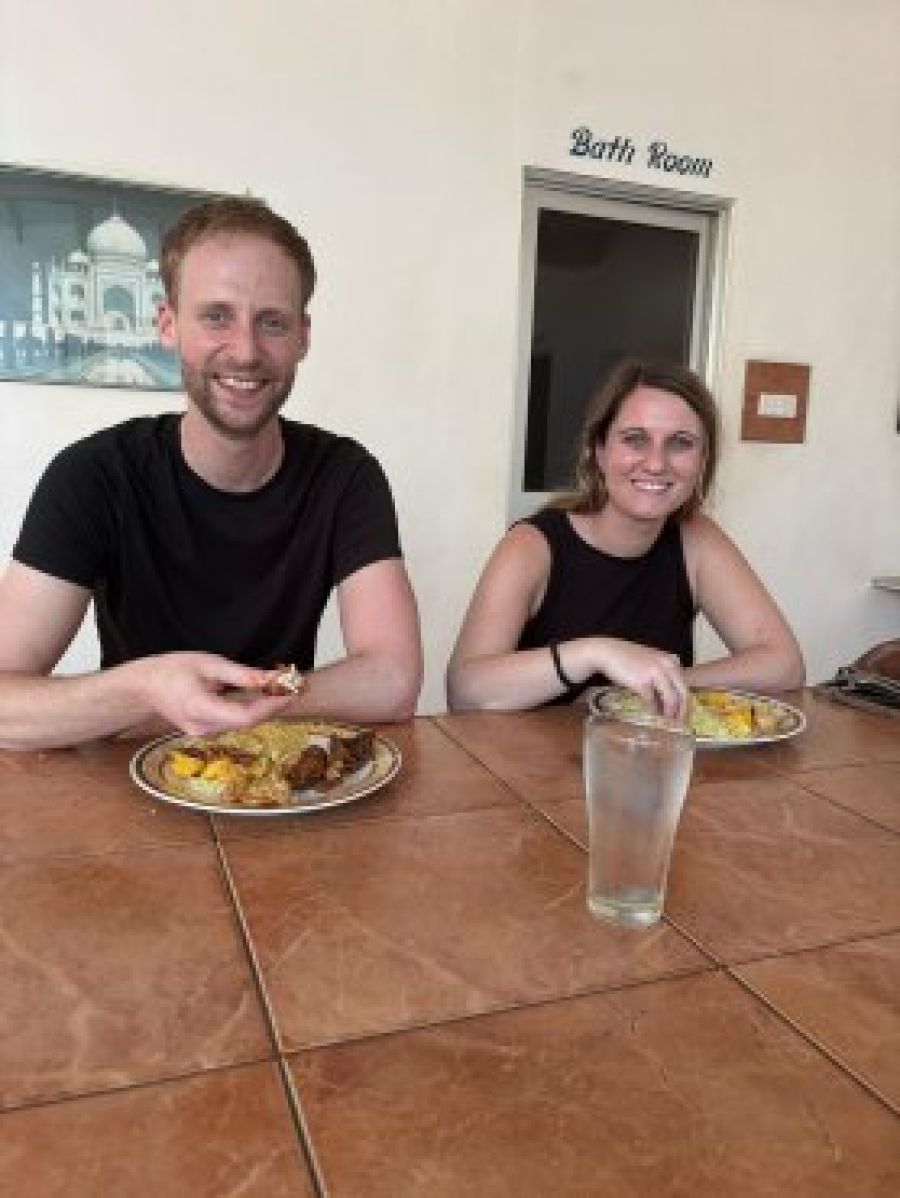 Pateneltern beuchen ihr Patenkind im Angels Home, Sri Lanka.