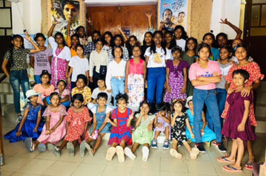 Pateneltern beuchen ihr Patenkind im Angels Home, Sri Lanka.