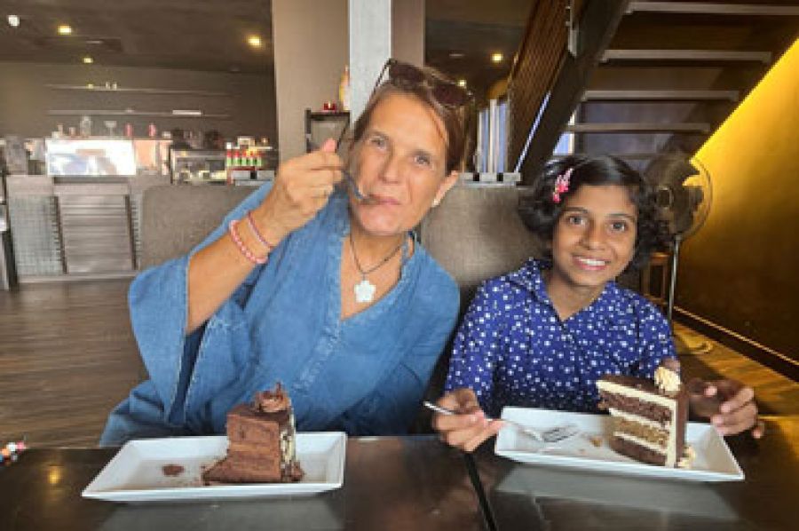 Gabi und Benno besuchen ihr Patenkind im Angels Home, Sri Lanka.