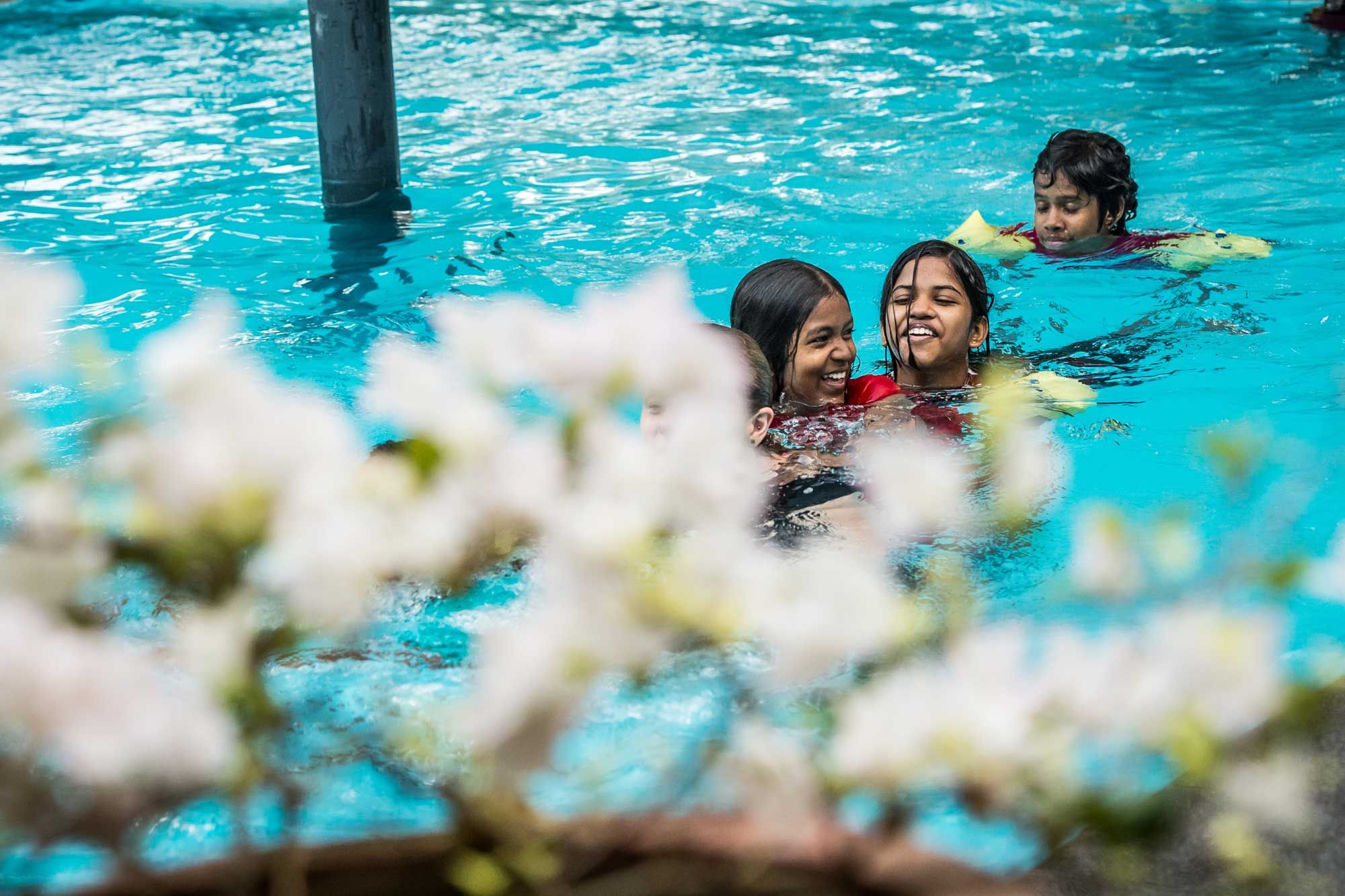 Mädchen üben gemeinsam das Schwimmen im Pool des Angels Home