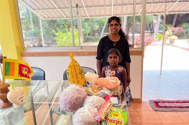Dank Hilfe konnte Dry Lands Schulsachen für die Familie Prasadini kaufen