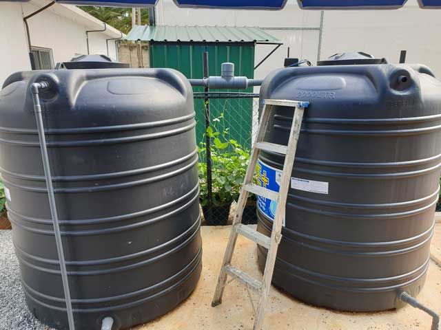 Zwei 2000 Liter Tanks für den Flüßigdünger
